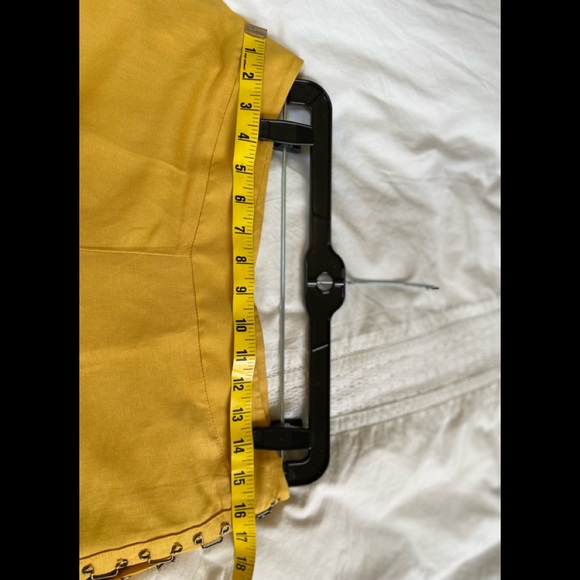 Camille La Vie capris, size 6 in golden yellow - Picture 3 of 9